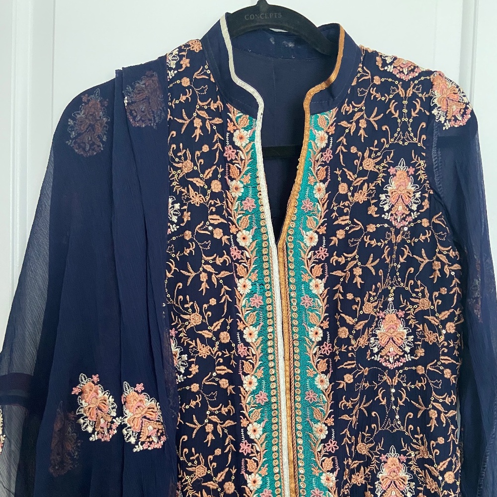 Shalwar kameez Pakistani Threads and Motifs 3 piece suit
